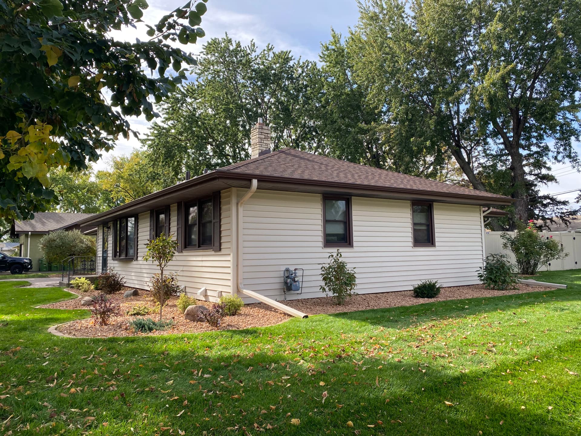 Gallery photos for Full Landscape Overhaul Turns a Weedy Mess Into Clean Curb Appeal: Image #5